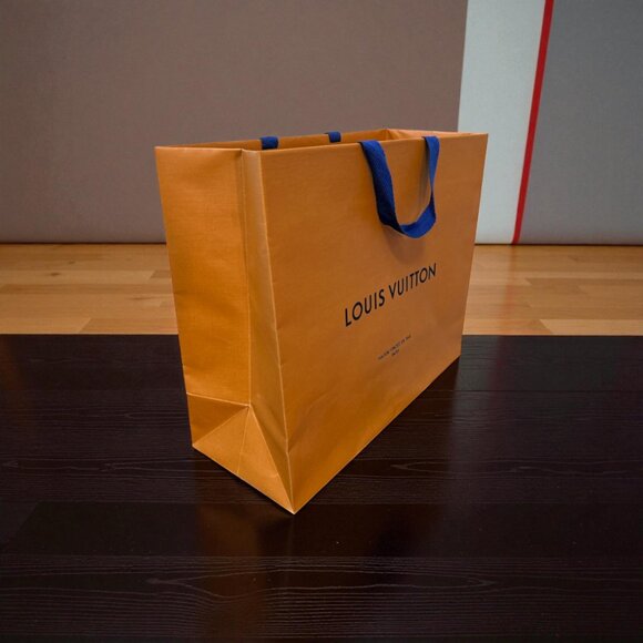 Louis Vuitton magnetic box and matching shopping bag - Picture 3 of 3